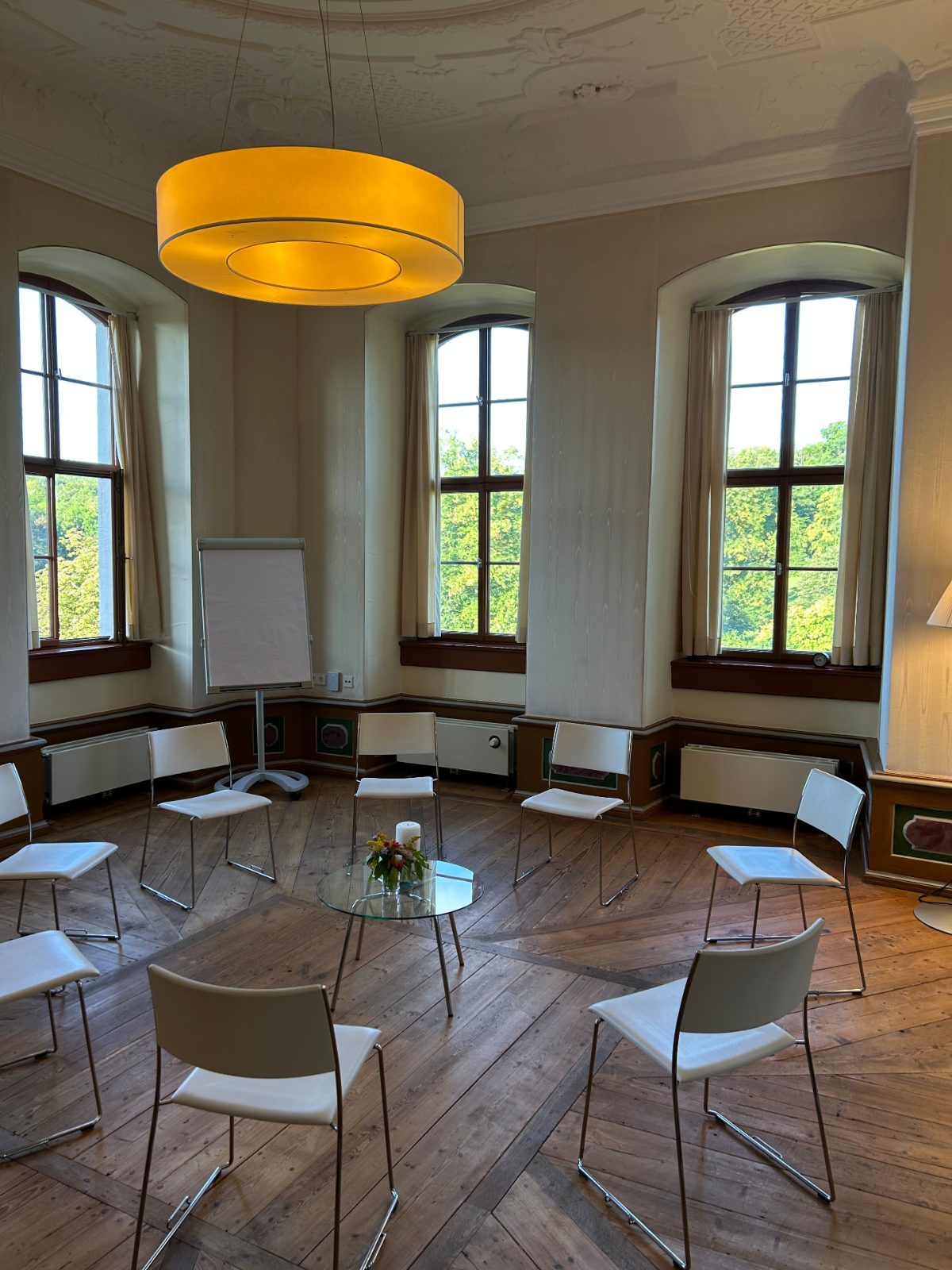 Salon Sophie mit Blick durch die hohen Schlossfenster
