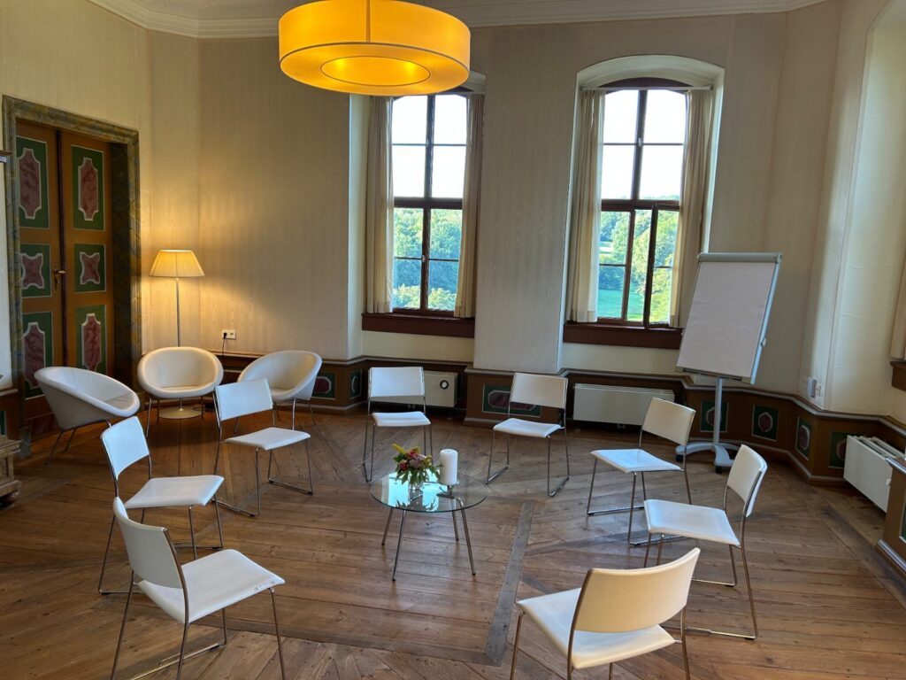 Stuhlkreis im Salon Sophie auf Schloss Ettersburg, dem Seminarraum der Vaterherz® Pioneers